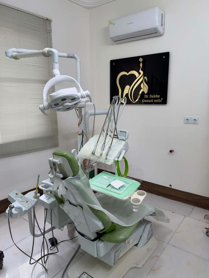 یونیت دندانپزشکی و تابلوی مطب دکتر عمرانی